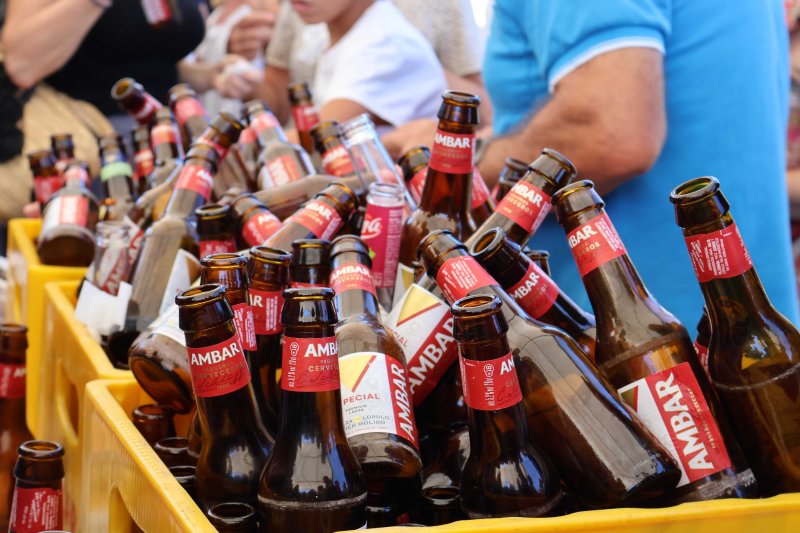 GALERIA DE FOTOS de l'estrene del BARET de les festes de DUANES: gran ambient, “botellins” a caixes i, a més… bous a la mar GALERIA DE FOTOS de l'estrene del BARET de les festes de DUANES: gran ambient, “botellins” a caixes i, a més… bous a la mar